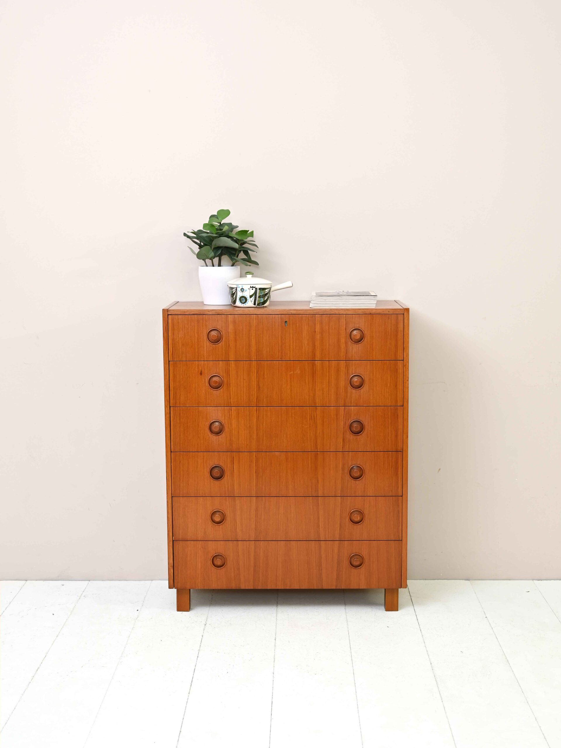 Cassettiera alta in teak con pomelli in legno Cassettiera-alta-in-teak-con-pomelli-in-legno