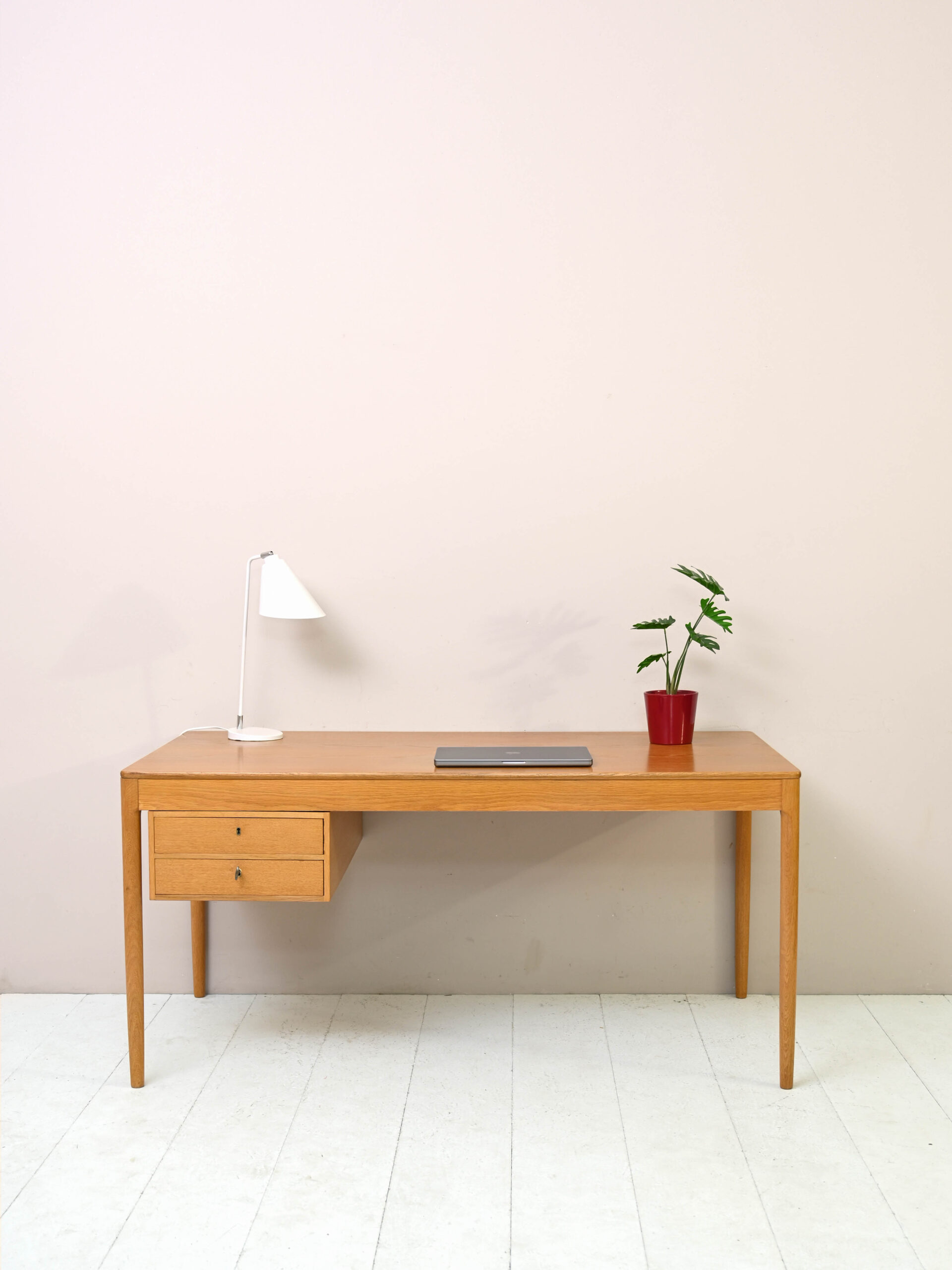 PH_CELESTE_LOMBARDI Scrivania-scandinava-in-rovere-di-Yngvar-Sandstrom