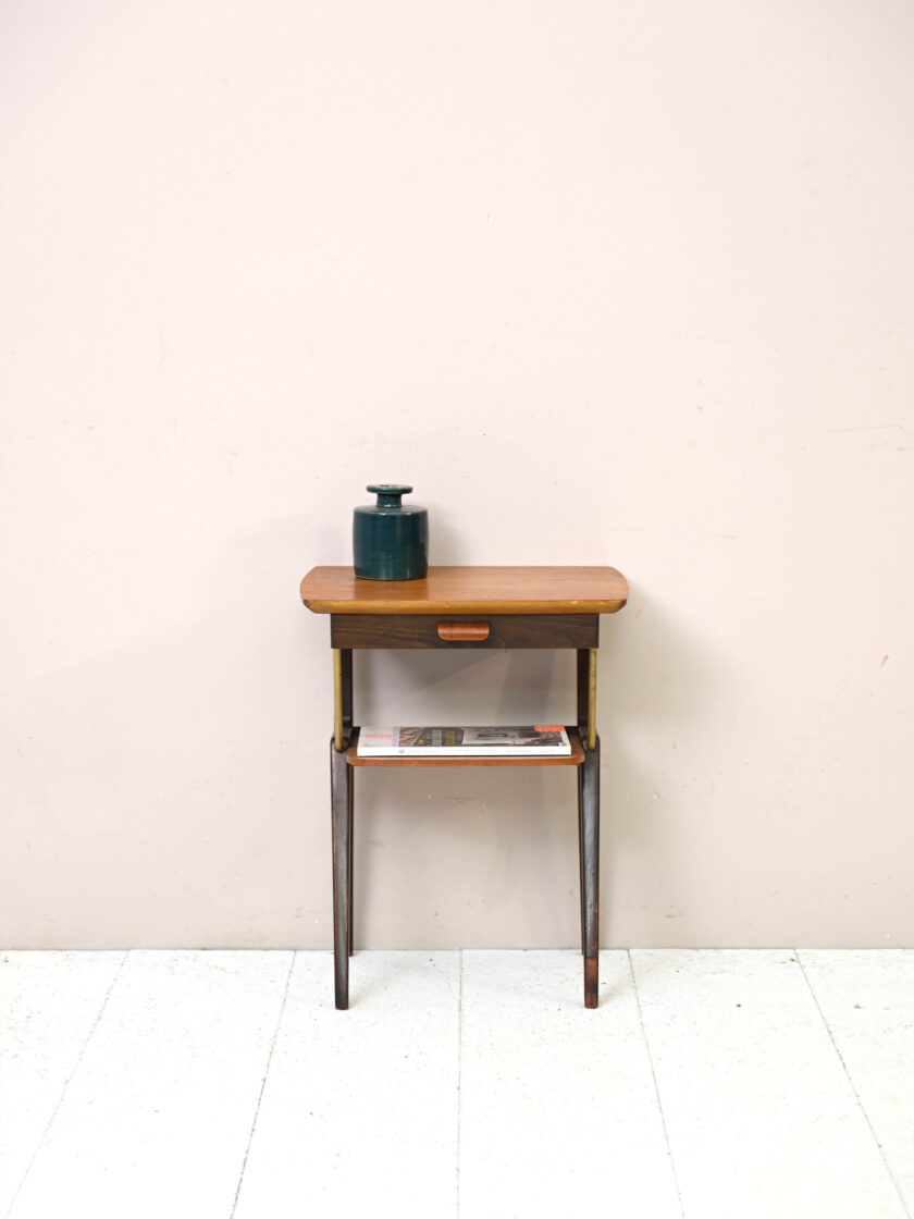 Comodino-vintage-con-dettagli-in-ottone