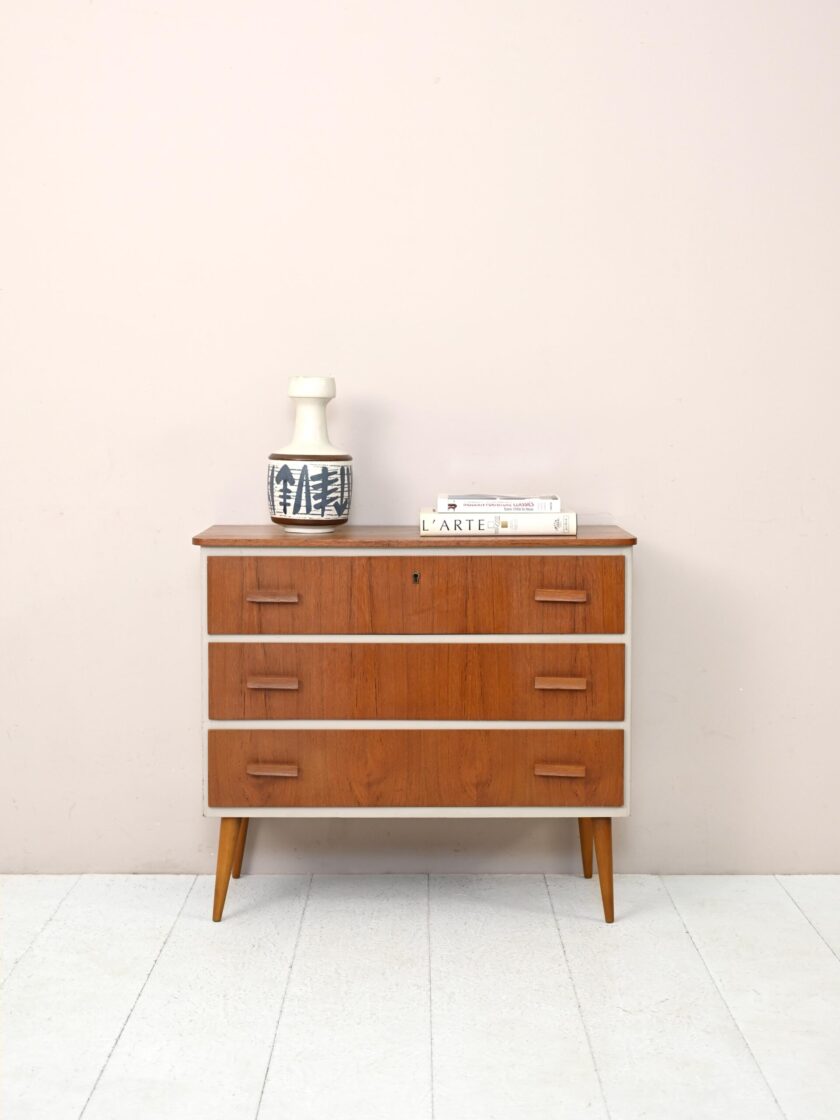 Cassettiera-vintage-con-dettagli-dipinti-di-bianco