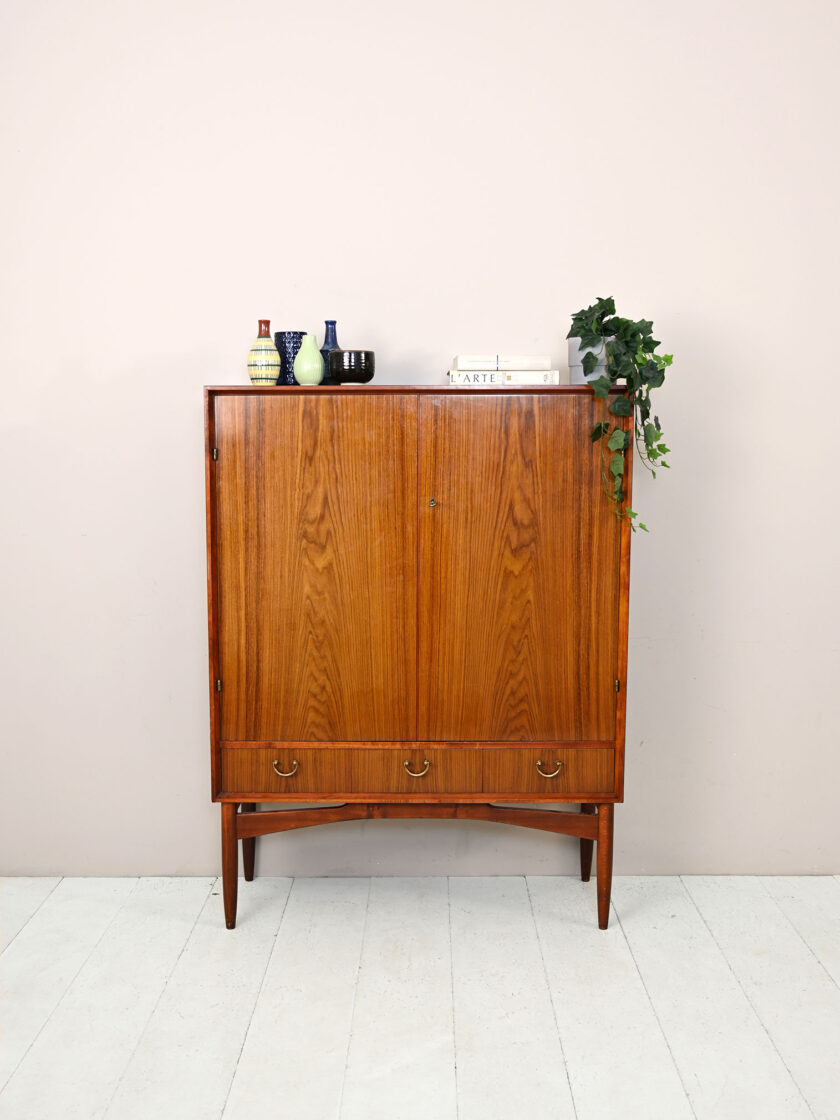 Cabinet-in-mogano,-armadio-scandinavo