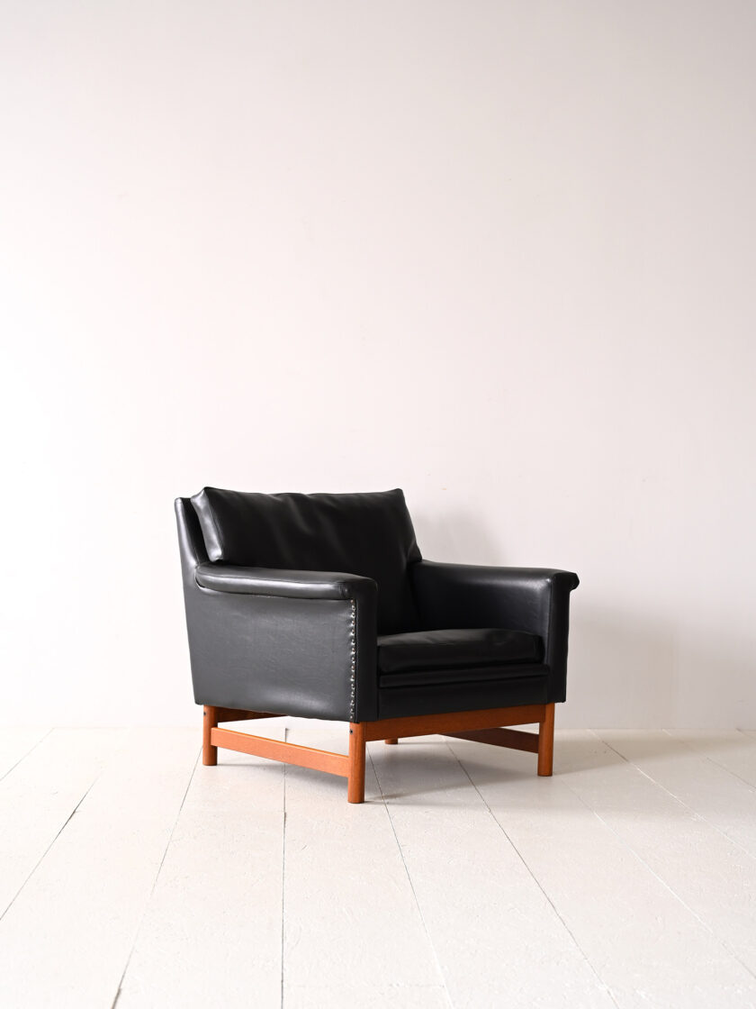 Poltrona-vintage-in-pelle-nera