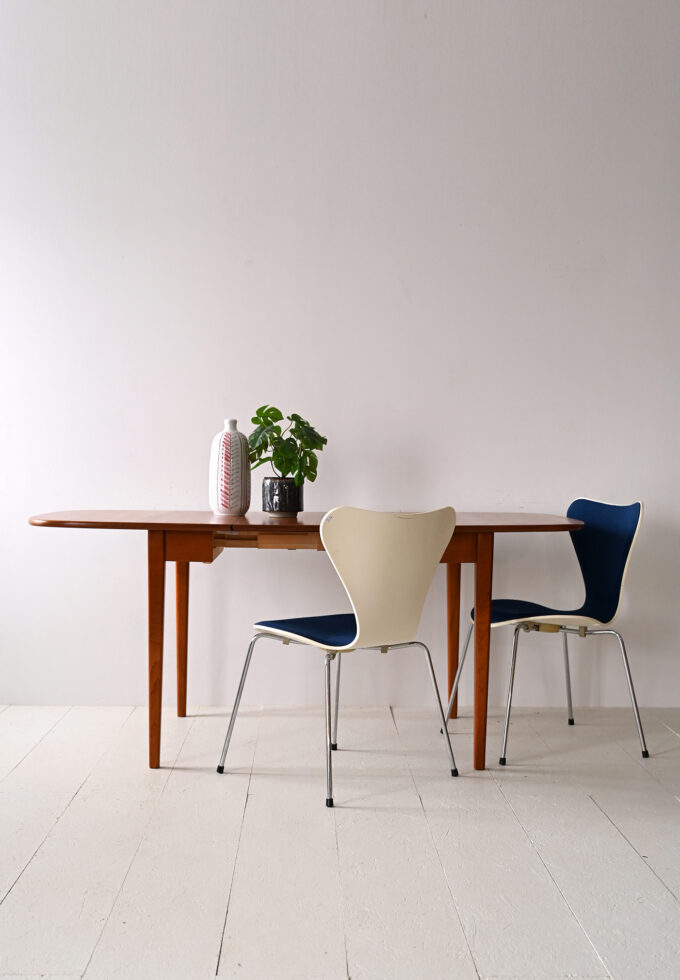 Drop-leaf extendable table