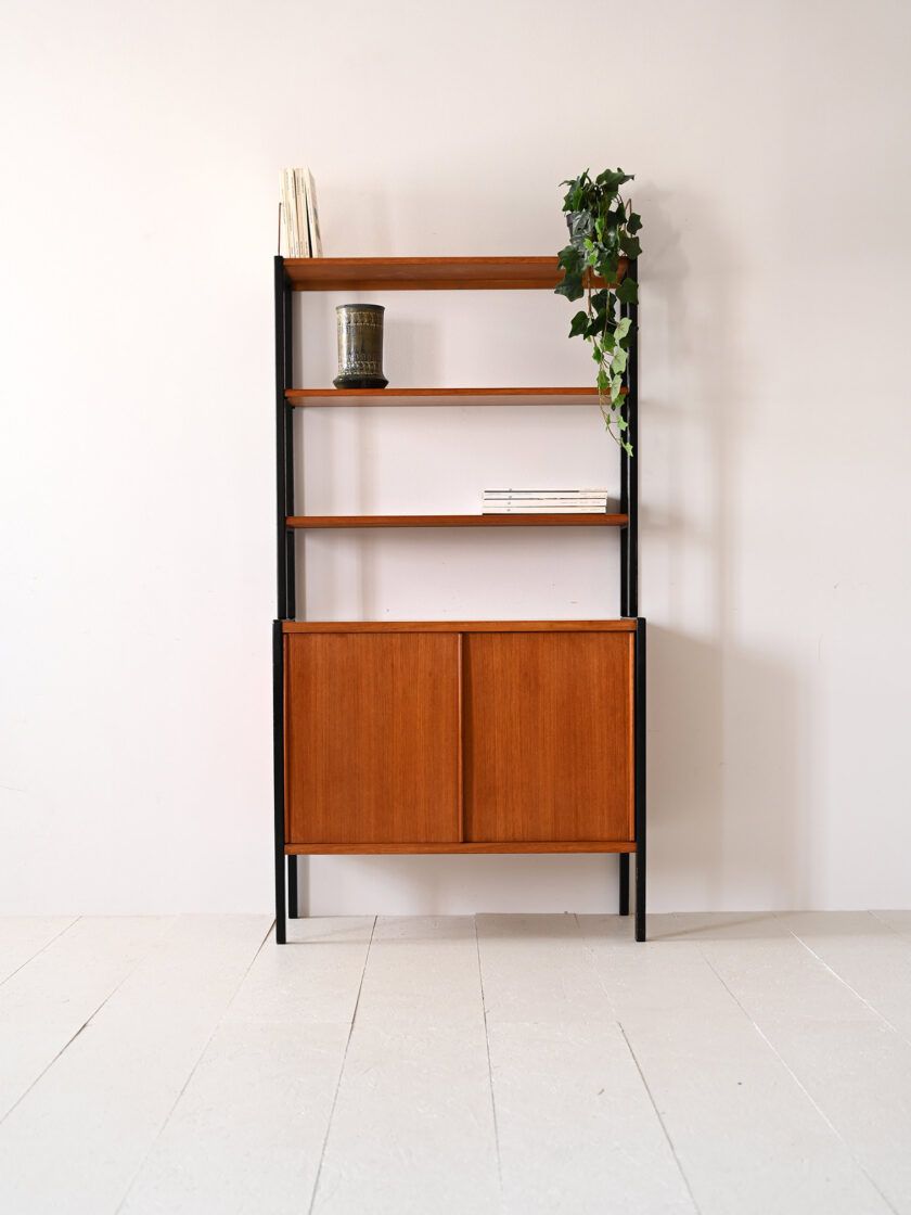 Libreria-scandinava-in-teak-con-dettagli-neri