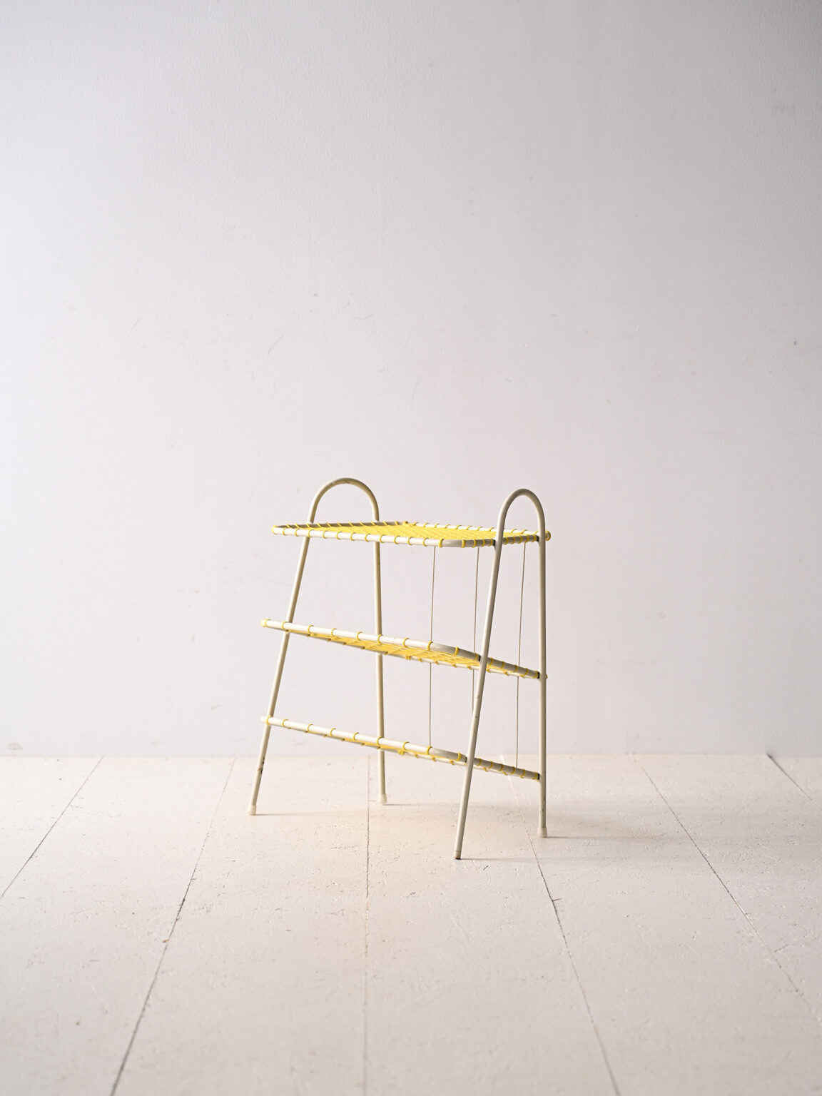 Yellow rubber and metal magazine rack | Casafika