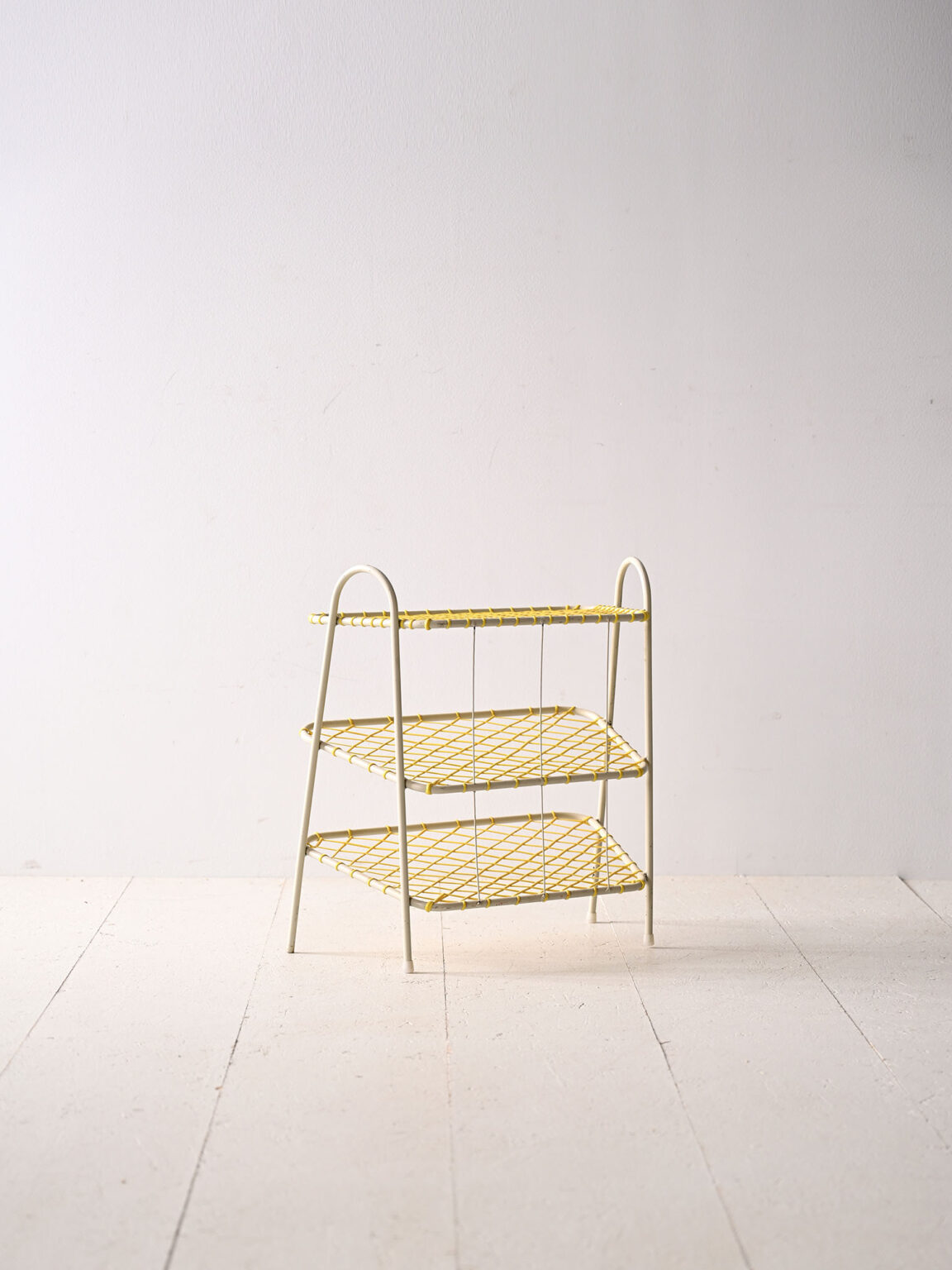 Yellow rubber and metal magazine rack | Casafika