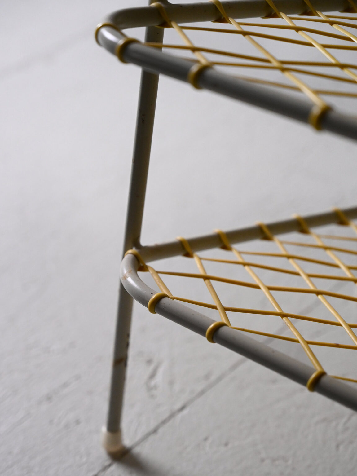 Yellow rubber and metal magazine rack | Casafika