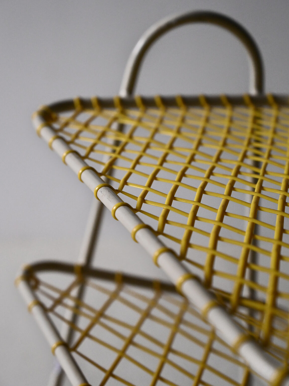 Yellow rubber and metal magazine rack | Casafika