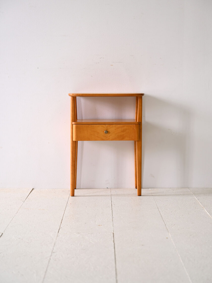 Comodino-con-cassetto-in-rovere