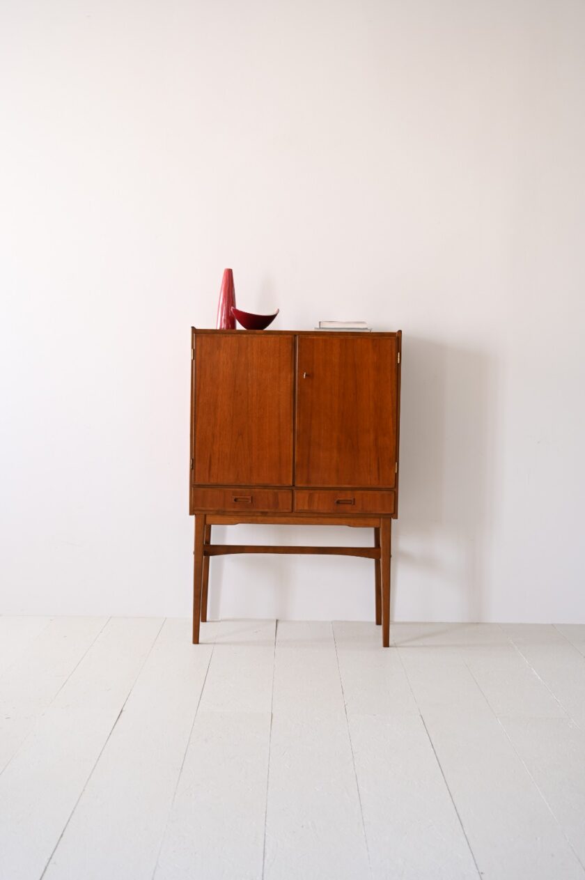 Cabinet-vintage-con-cassetti-e-luce-interna