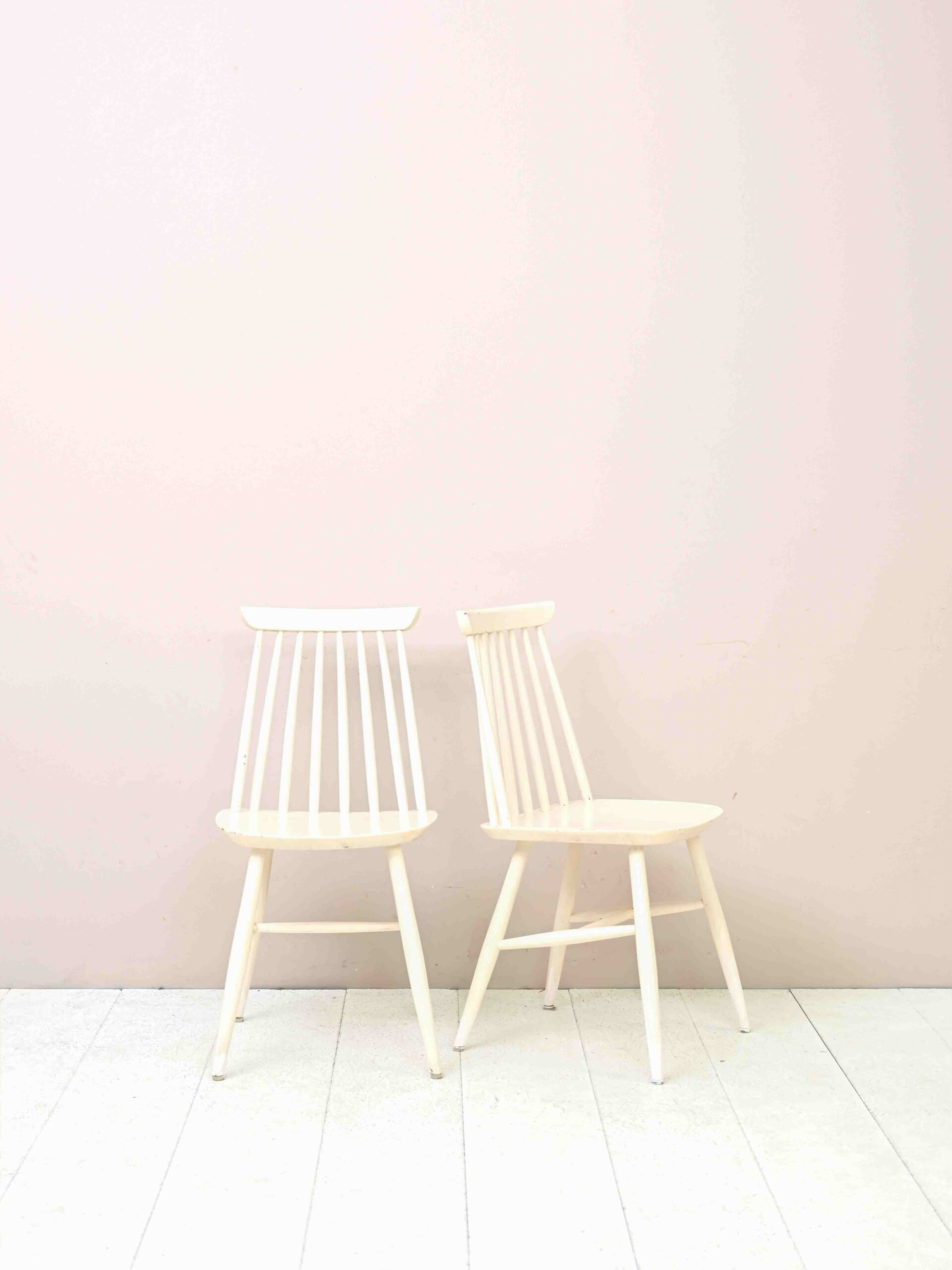 Due-sedie-‘Pinstolar’-in-legno-dipinto-di-bianco