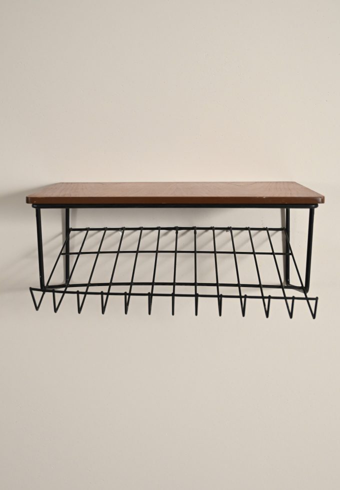 Comodino sospeso svedese in teak e metallo anni '50-fronte