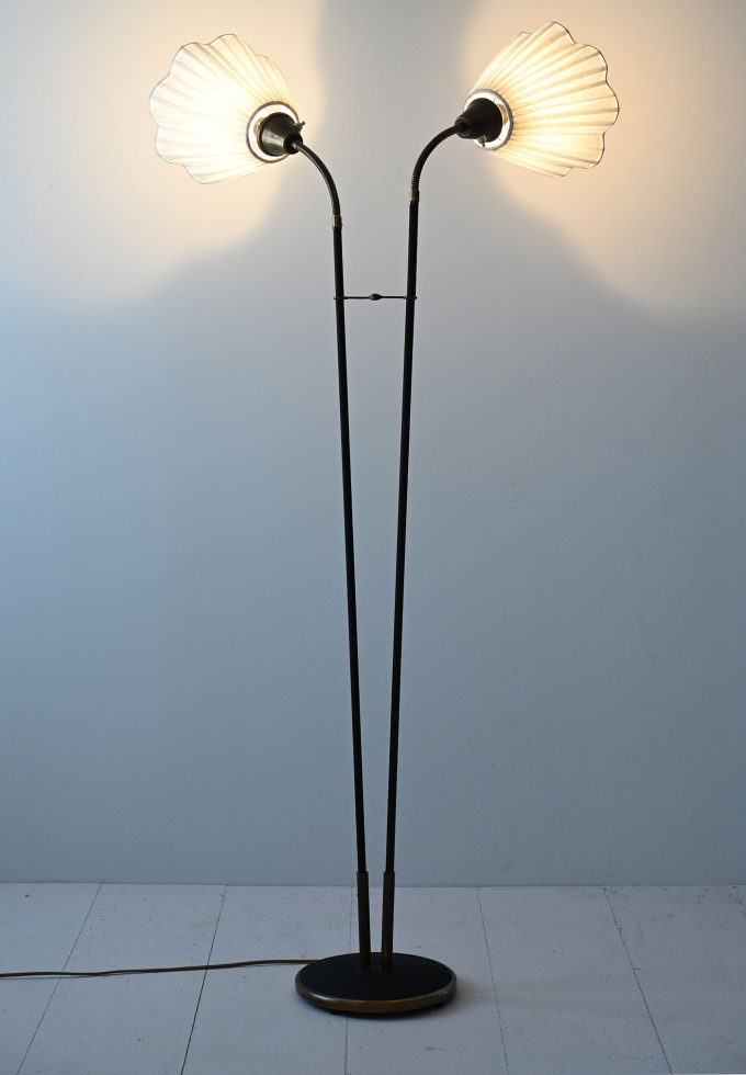 Lampada da terra con due punti luce-a