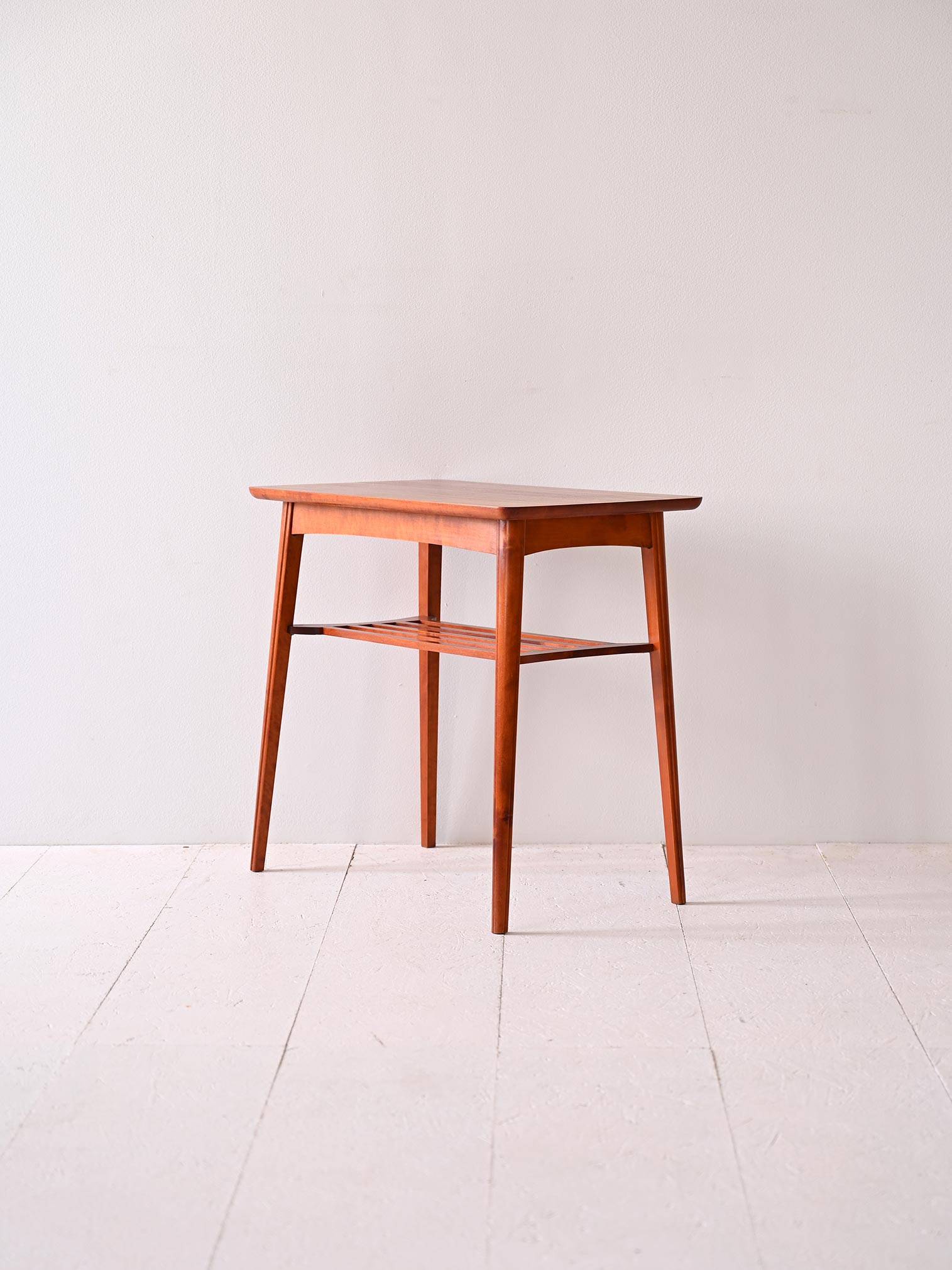 Tavolino scandinavo portariviste-d Tavolino scandinavo con portariviste-d