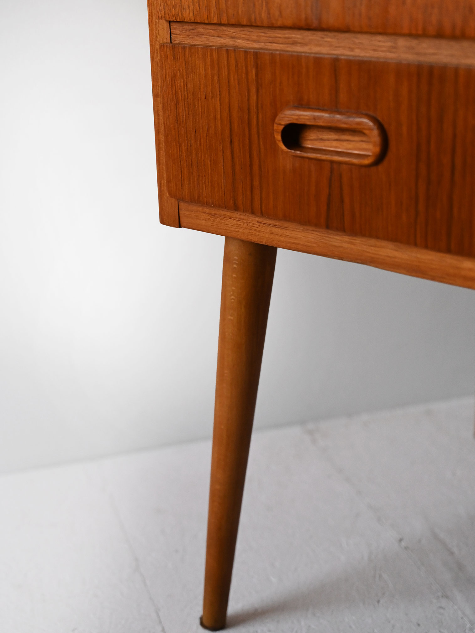 Scrivania vintage teak-i Scrivania vintage in teak-i