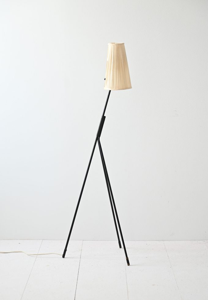 Lampada vintage da terra con tre piedi-c