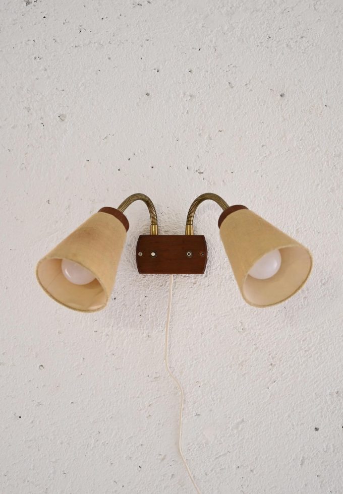 Applique scandinava con due punti luci-b
