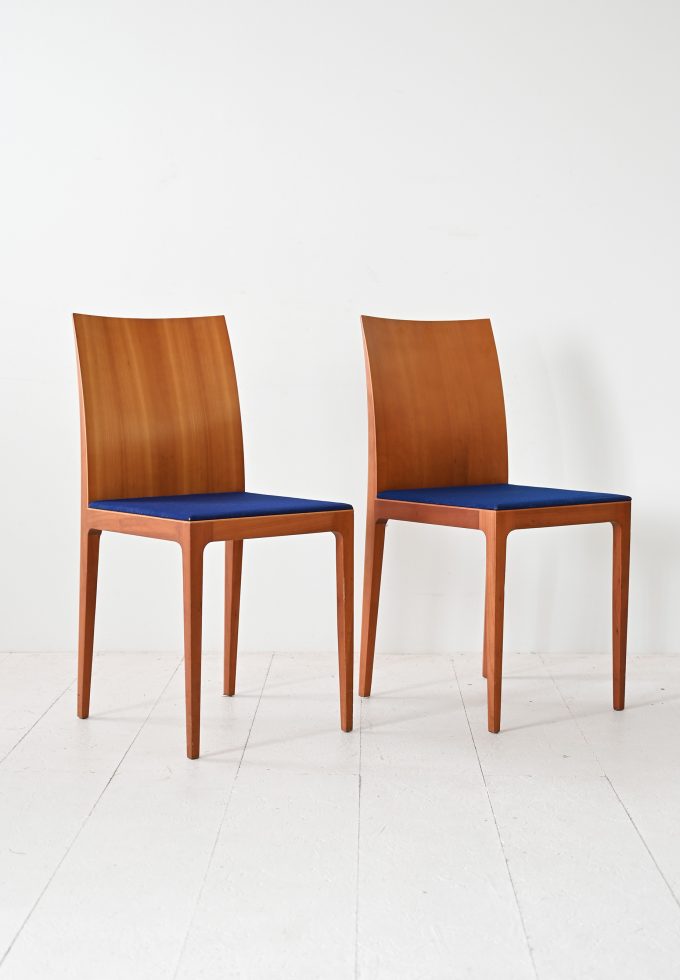 Coppia di sedie scandinave con seduta blu-a
