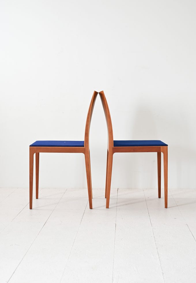 Coppia di sedie scandinave con seduta blu-b