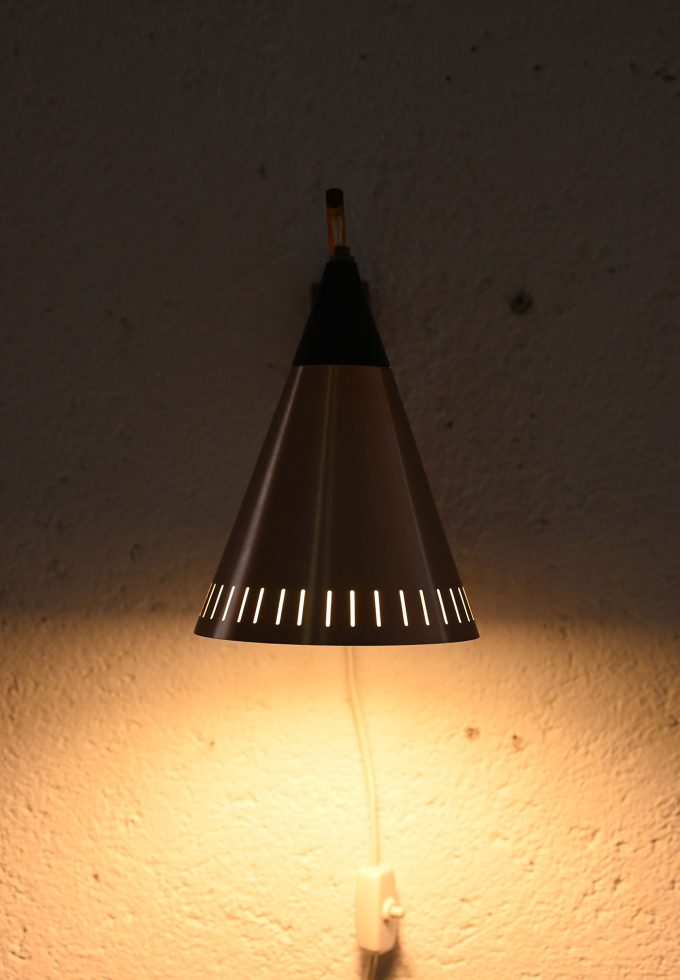 Lampada scandinava con braccio in teak-a