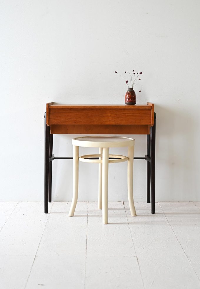Tavolino scandinavo con piano a ribalta-a
