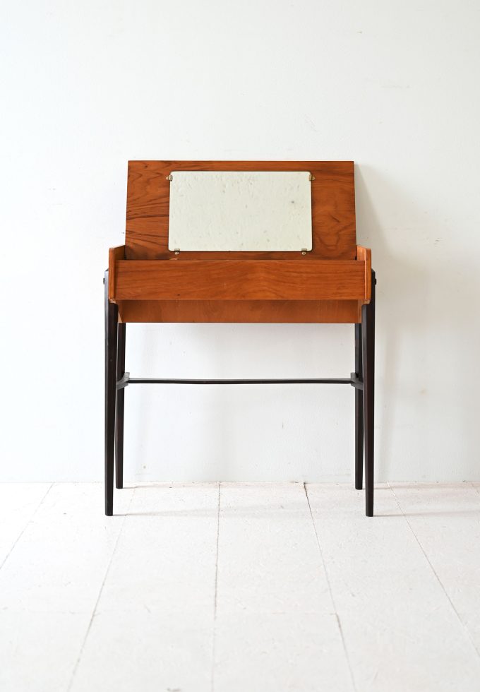 Tavolino scandinavo con piano a ribalta-b
