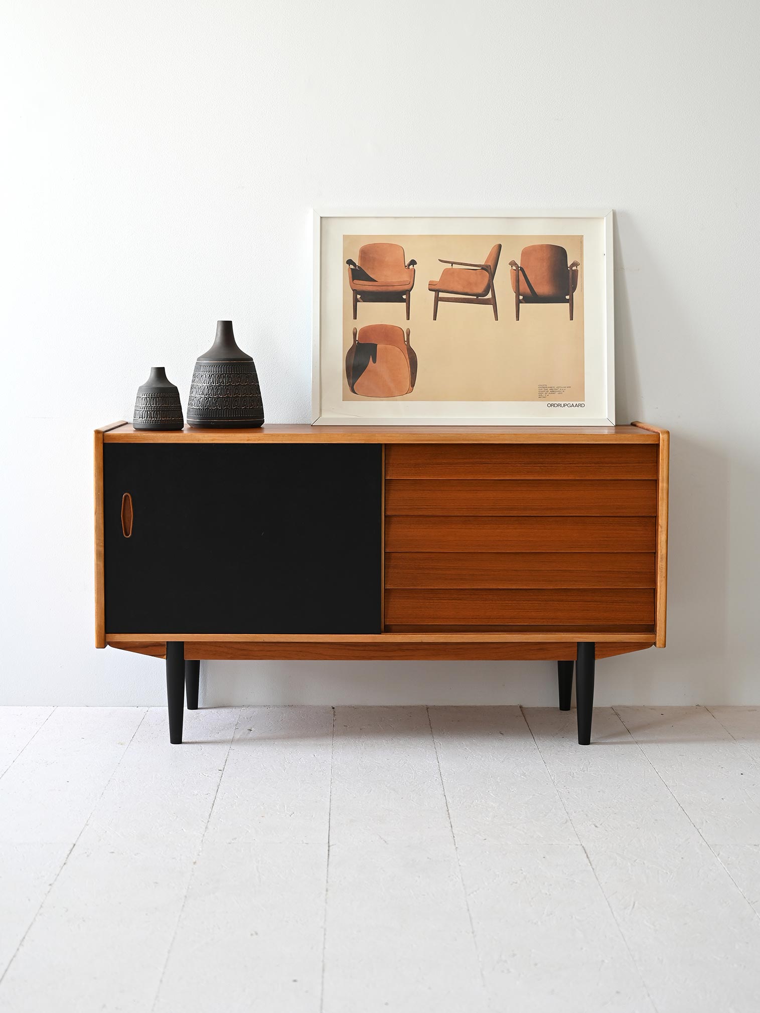 Sideboard scandinavo con dettagli neri-a