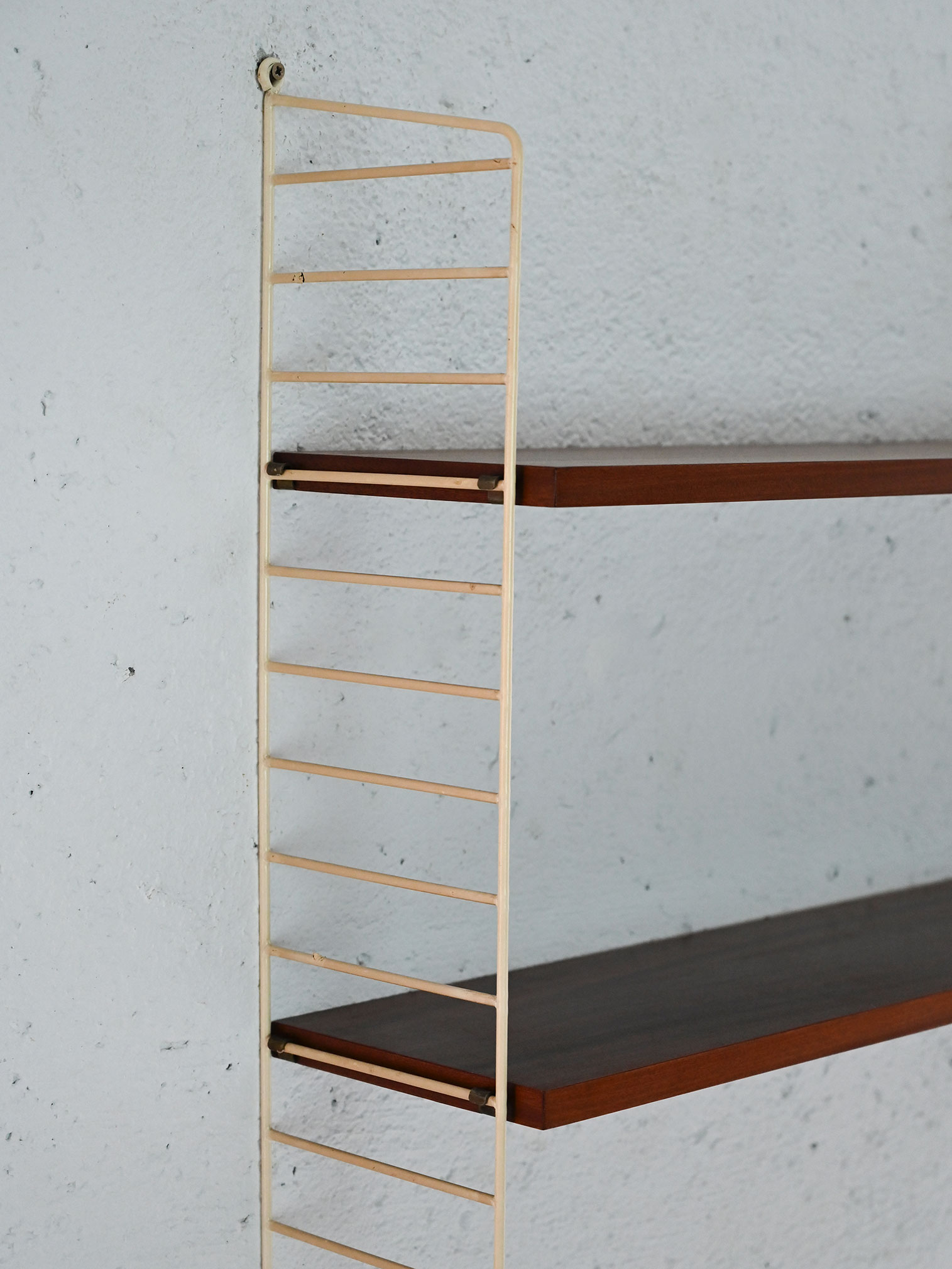 Scaffalatura muro scandinava-d Scaffalatura a muro scandinava-d
