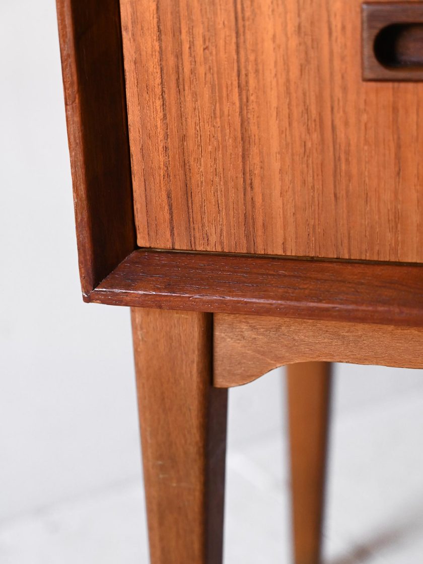 Comodino anni '50 in teak con cassetti-e