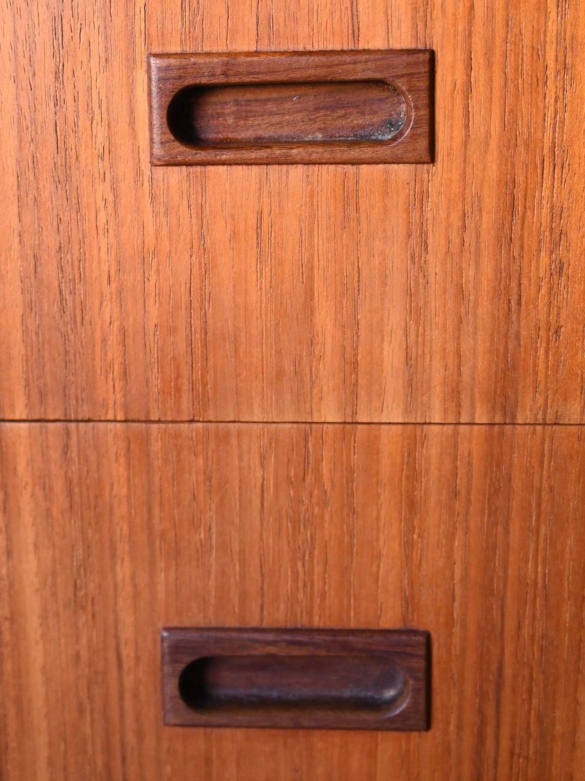 Comodino anni '50 in teak con cassetti-f