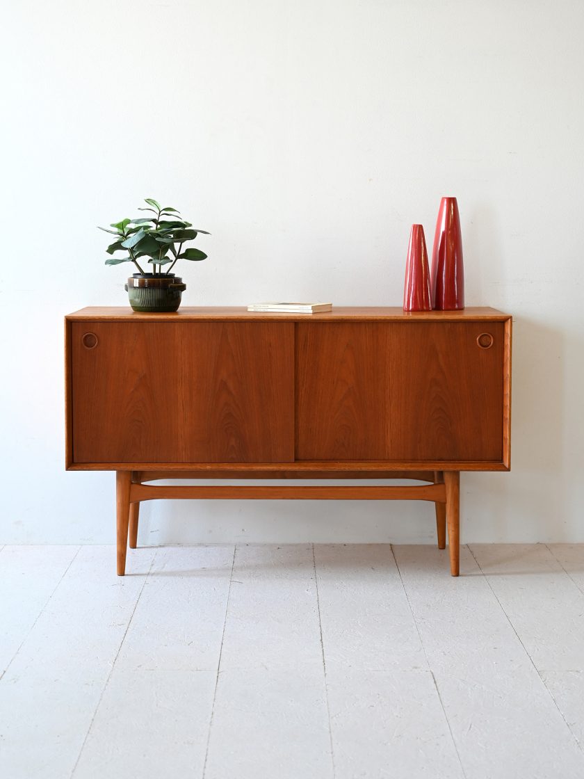 Sideboard scandinavo con ante scorrevoli-a