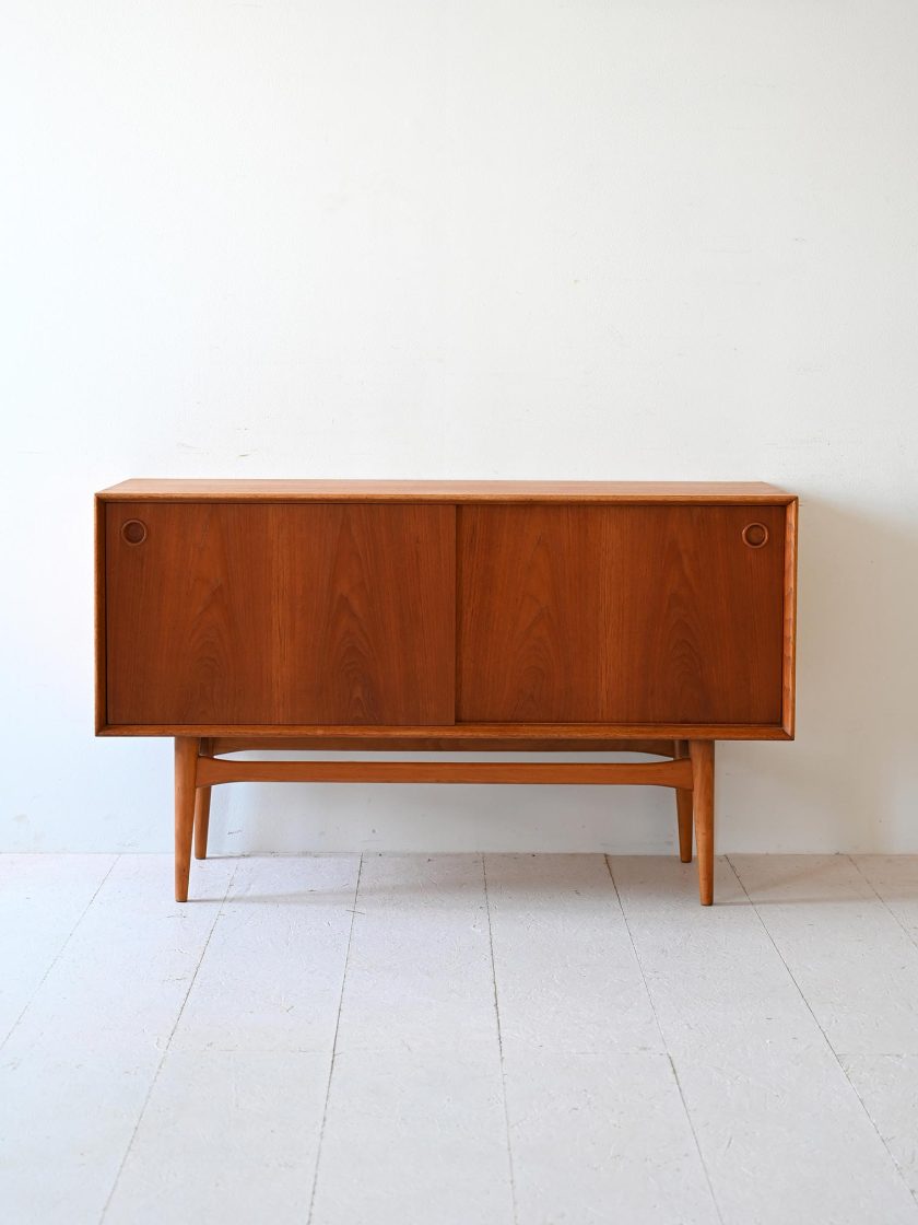 Sideboard scandinavo con ante scorrevoli-b