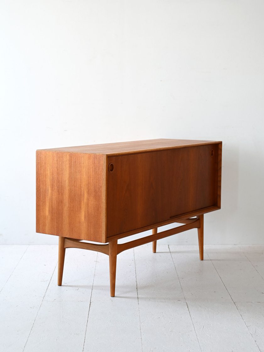 Sideboard scandinavo con ante scorrevoli-e