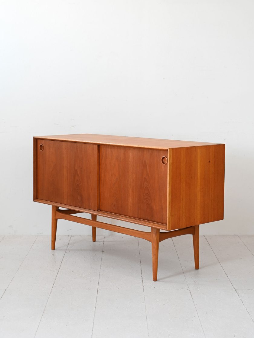 Sideboard scandinavo con ante scorrevoli-f