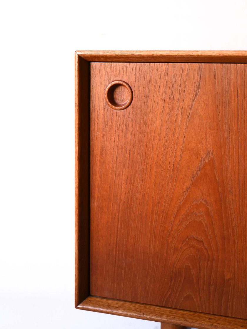 Sideboard scandinavo con ante scorrevoli-l