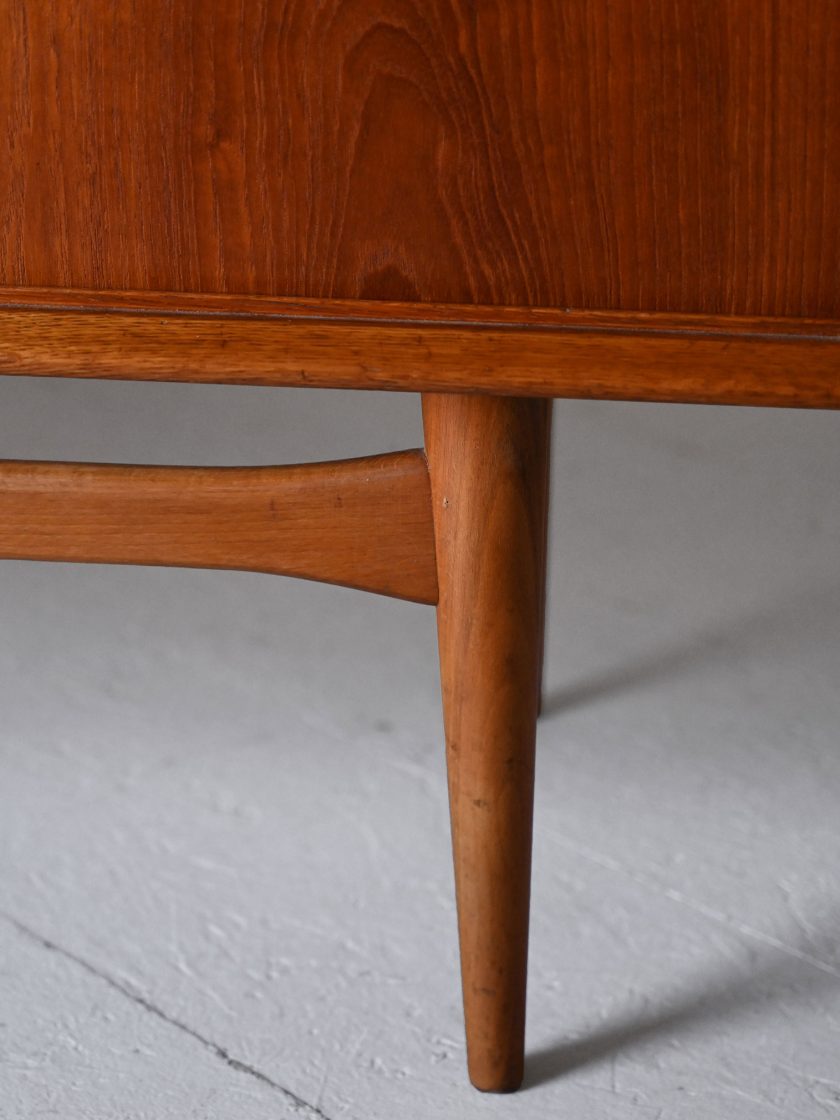 Sideboard scandinavo con ante scorrevoli-m