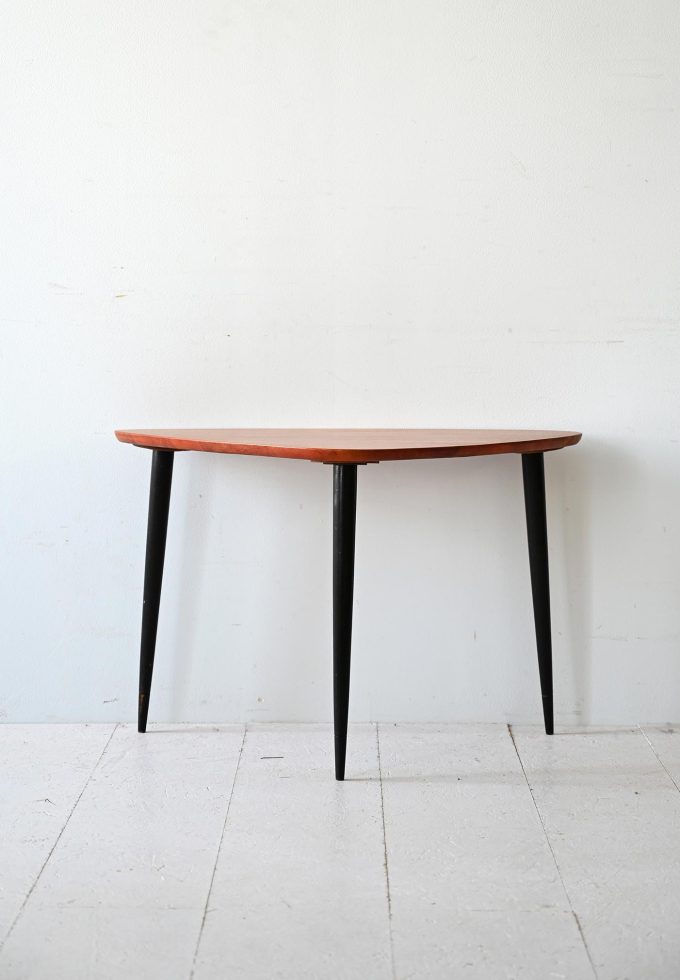 Scandinavian coffee table with black legs-b