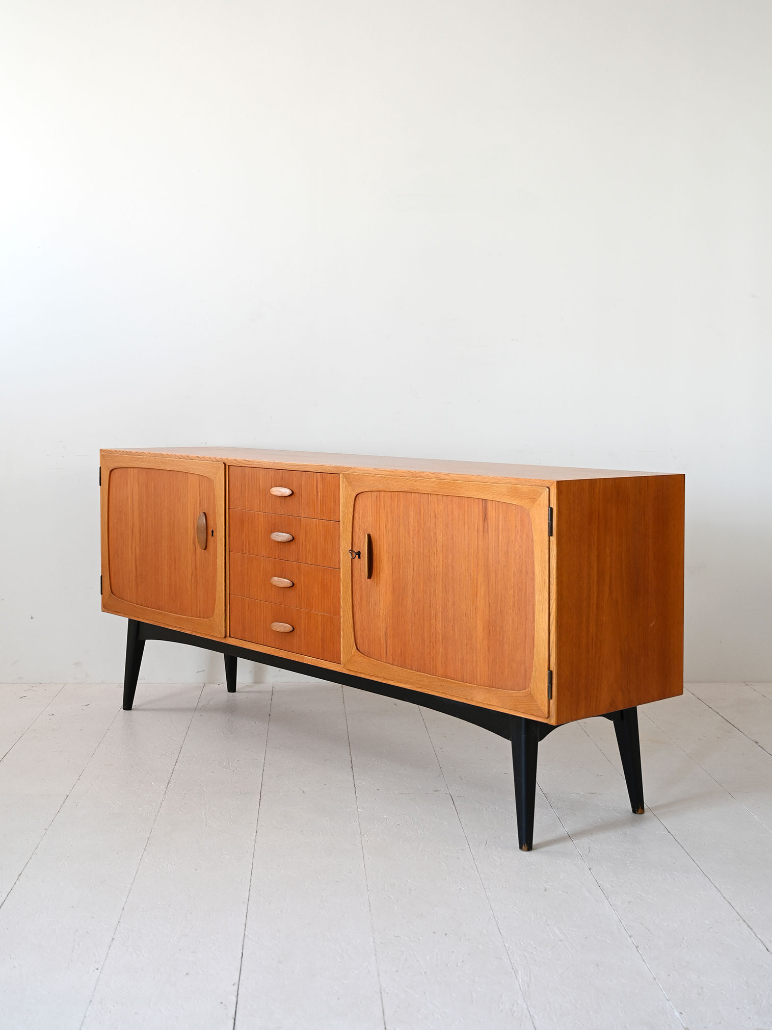 Vintage teak-e sideboard Vintage teak-e sideboard