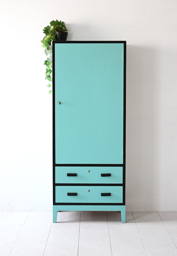 Guardaroba vintage in legno-a