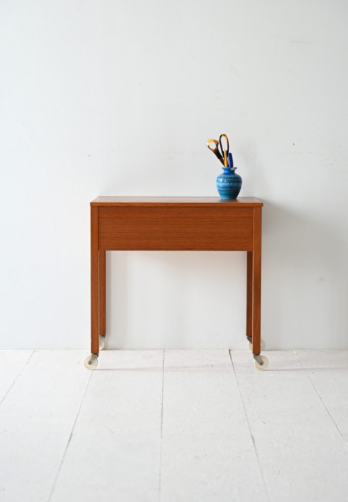 Mobiletto scandinavo anni '50 in teak con scomparti-a