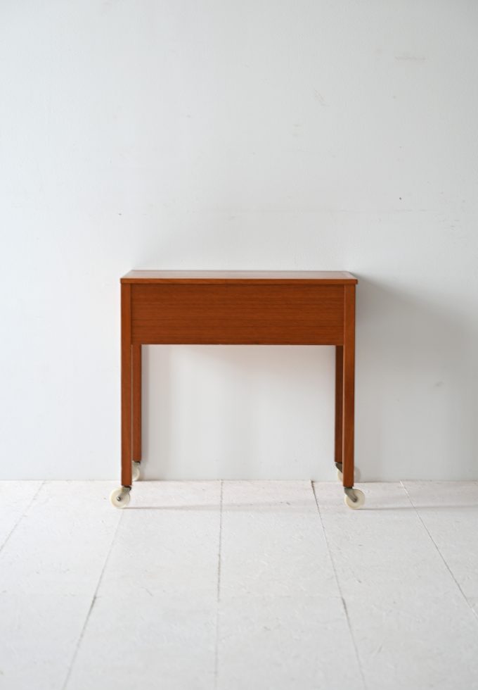 Mobiletto scandinavo anni '50 in teak con scomparti-b