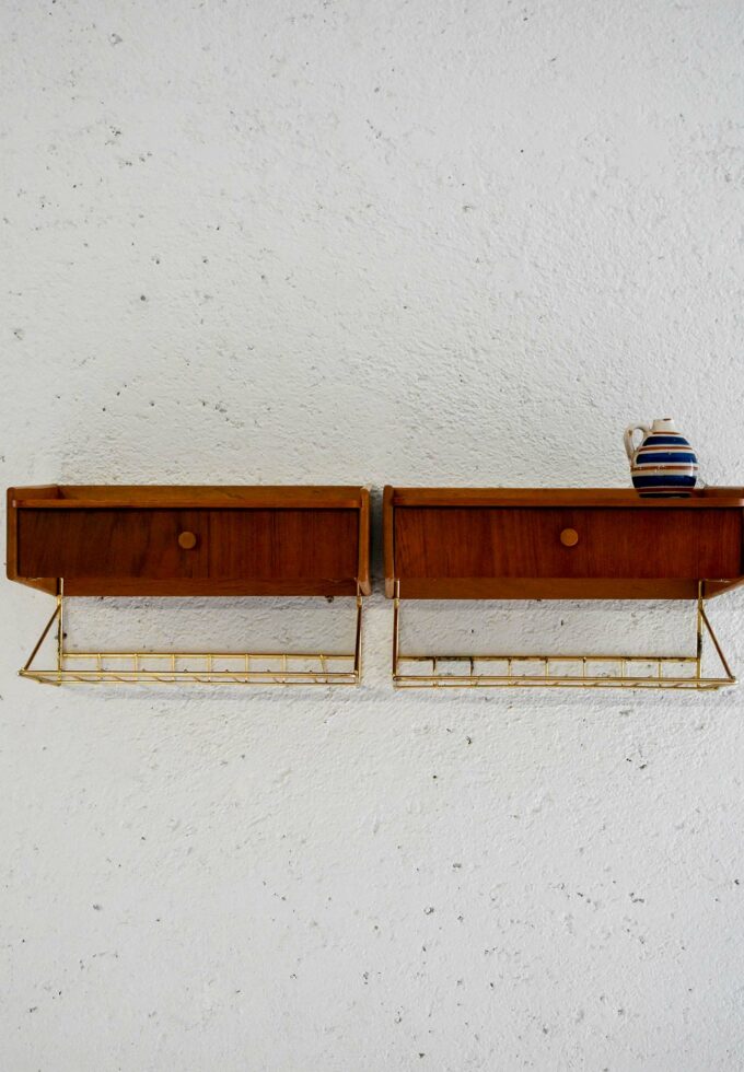 Coppia di comodini a muro scandinavi anni '50-a