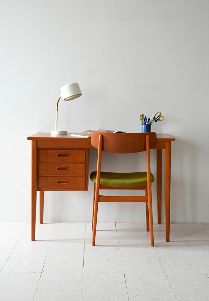 Scrivania scandinava in teak con tre cassetti-a