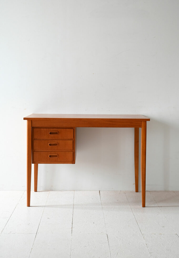 Scrivania scandinava in teak con tre cassetti-b