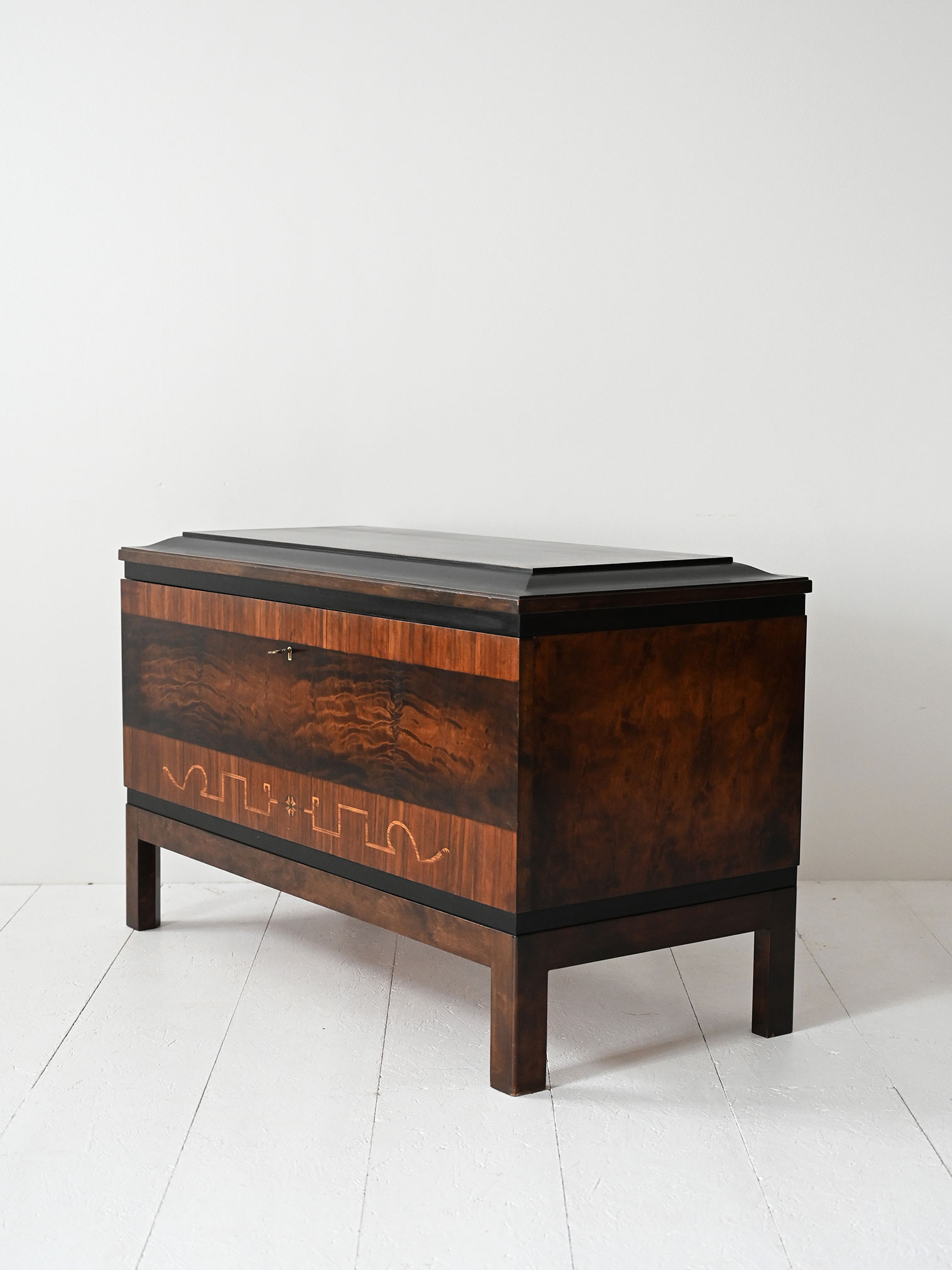 Sideboard Art Decó scandinavo radica 30s-e Sideboard Art Decó scandinavo in radica anni ’30-e
