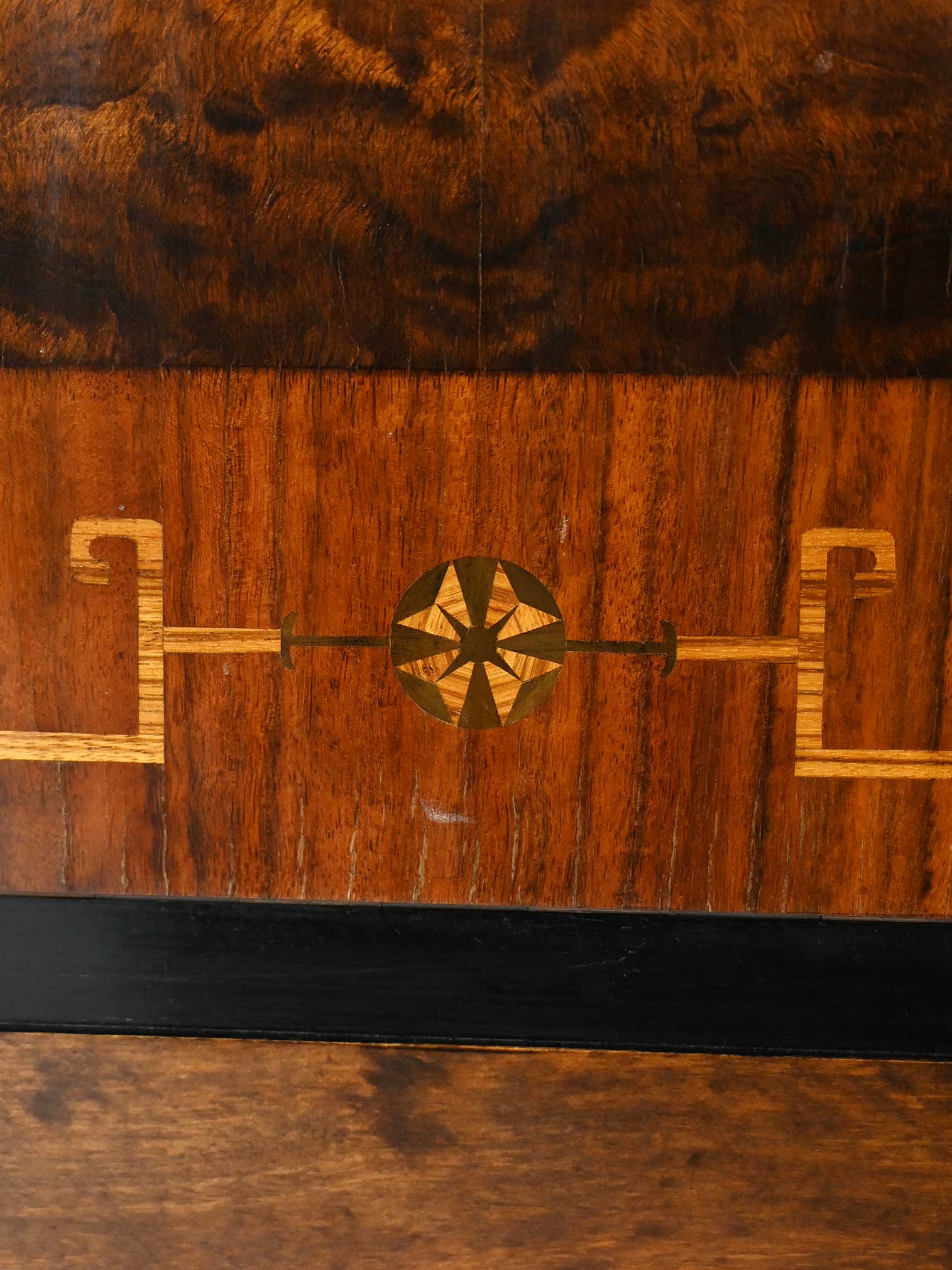 Sideboard Art Decó scandinavo radica 30s-f Sideboard Art Decó scandinavo in radica anni ’30-f