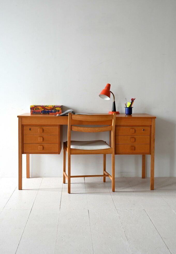 Scrivania danese vintage in teak chiaro-a