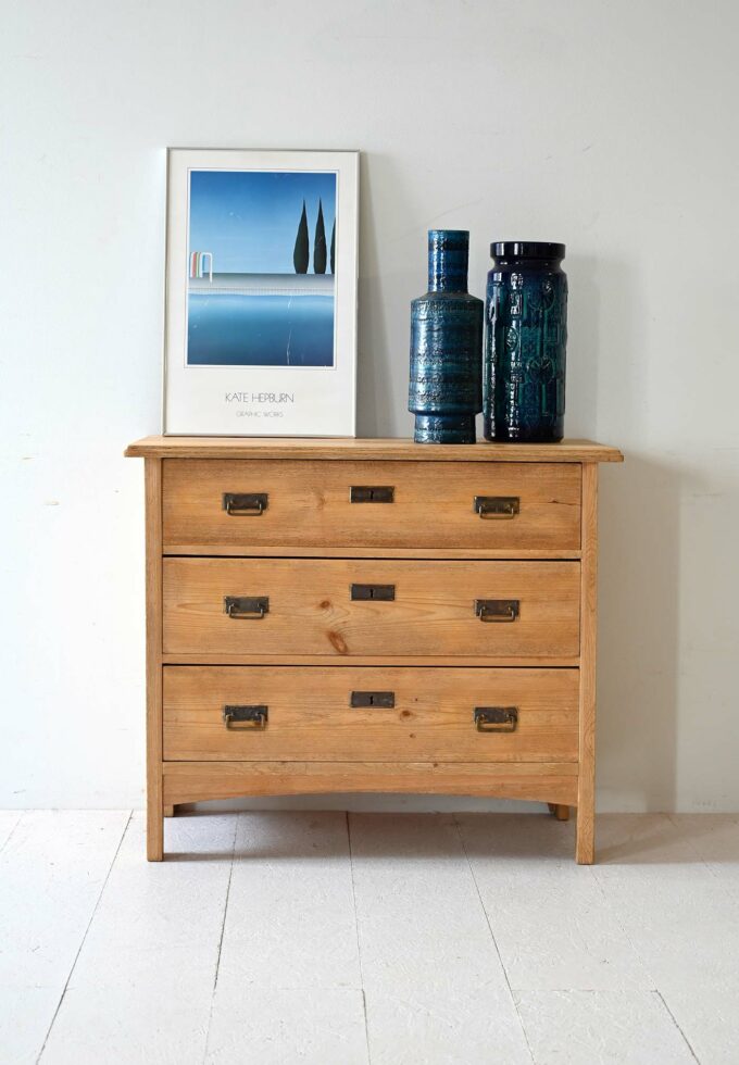 Cassettiera scandinava in legno con maniglie ferro-a