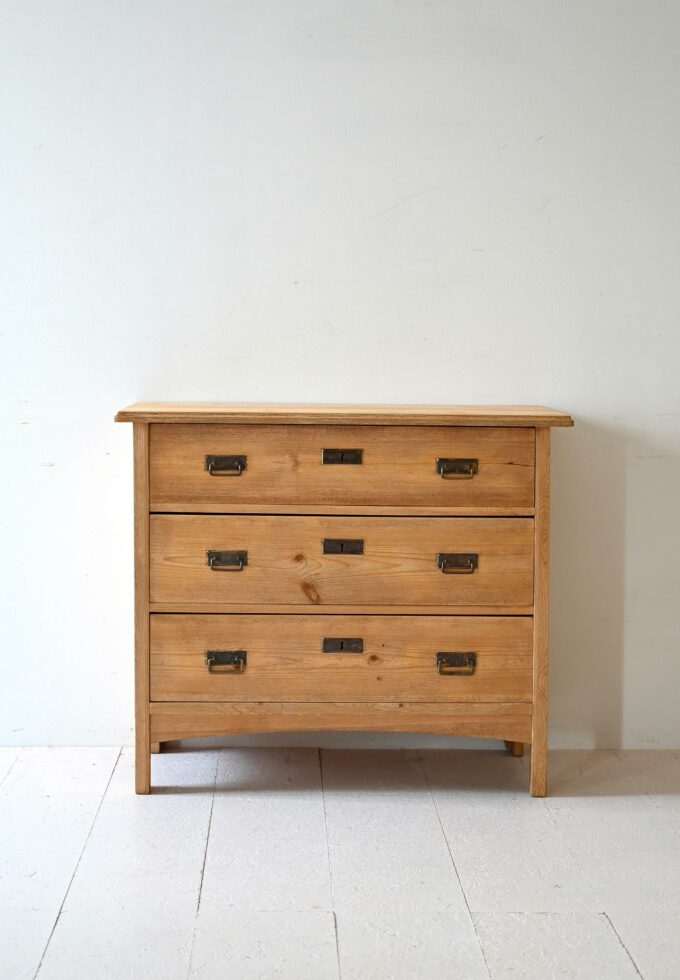 Cassettiera scandinava in legno con maniglie ferro-b