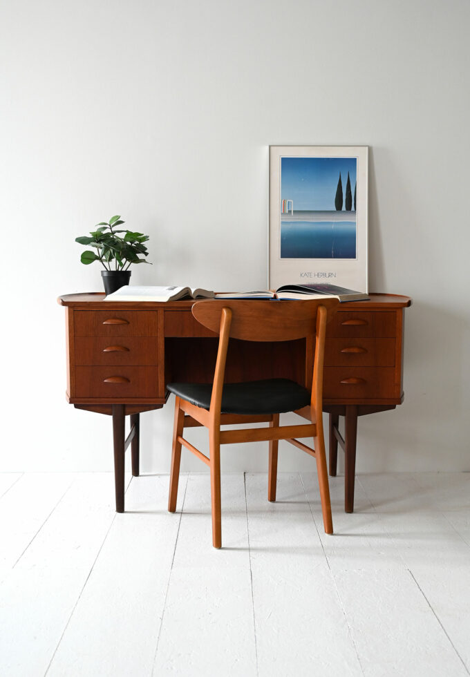 Scrivania vintage danese in teak-a
